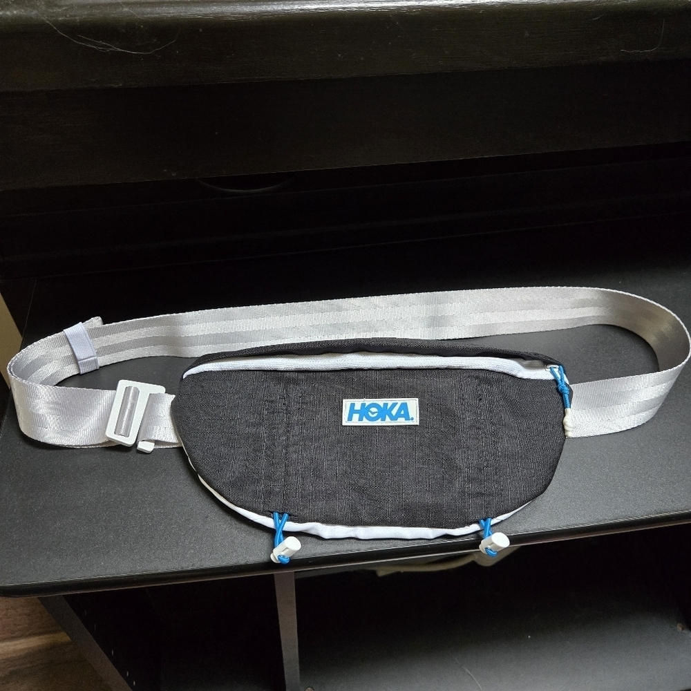 Hoka Fanny Pack Bag Black & White Waistpack Pockets Hiking Outdoor Running - Picture 3 of 6